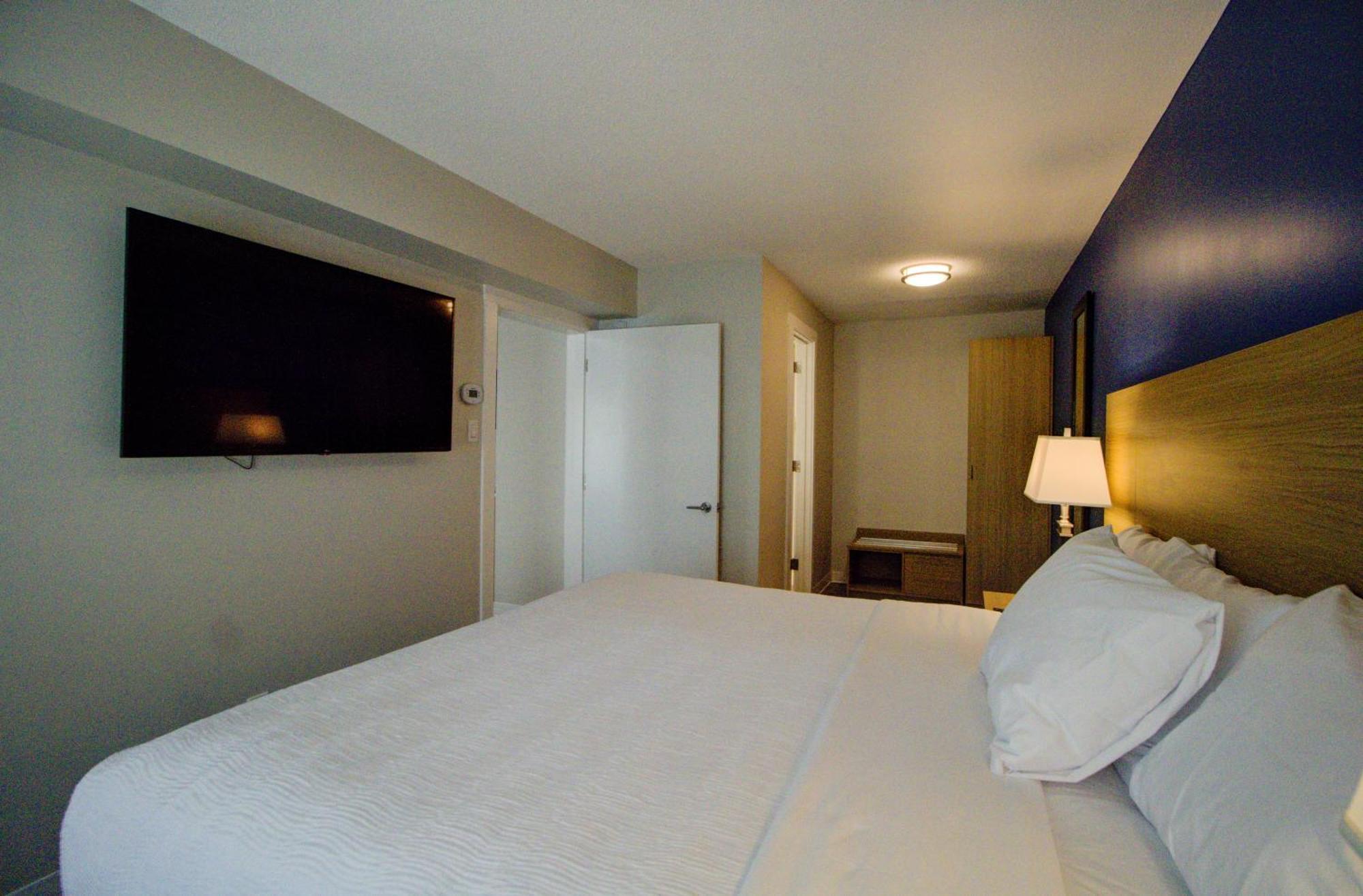 Baymont By Wyndham Gold River Exterior photo